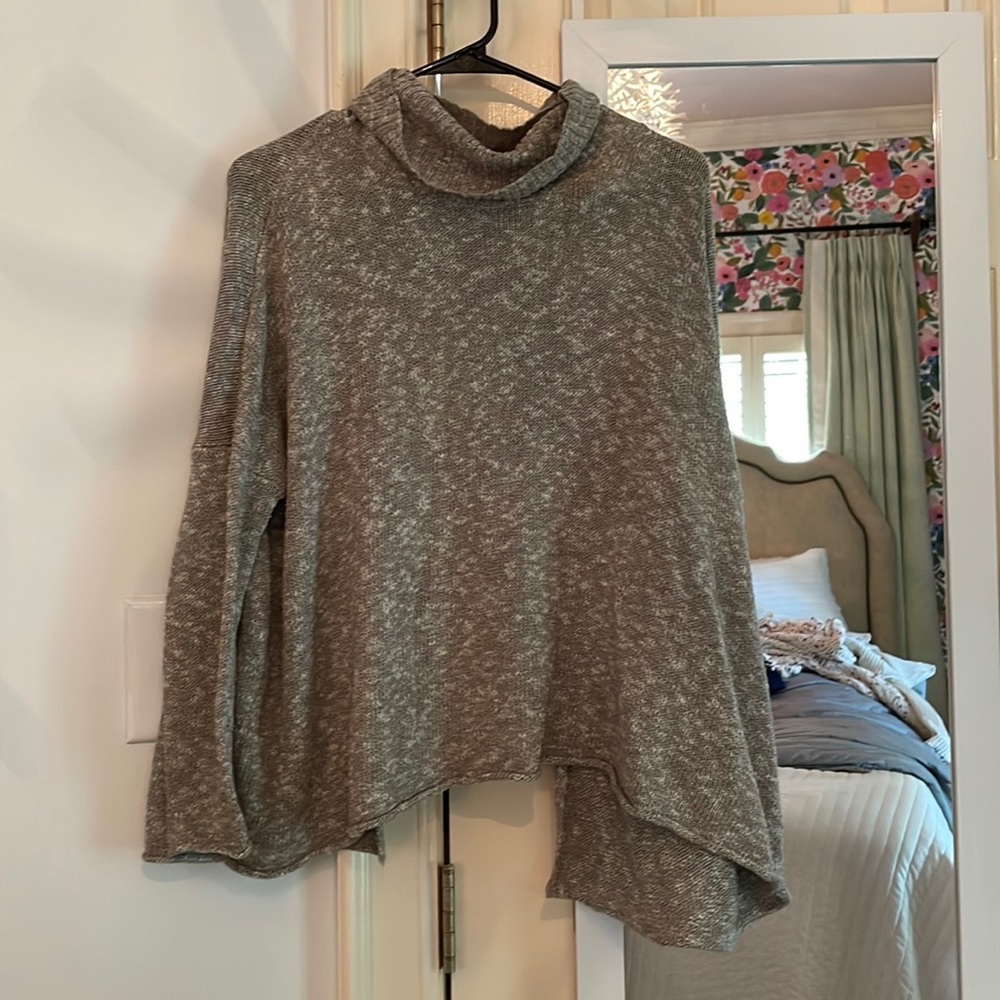 Turtleneck sweater with cut out in the back